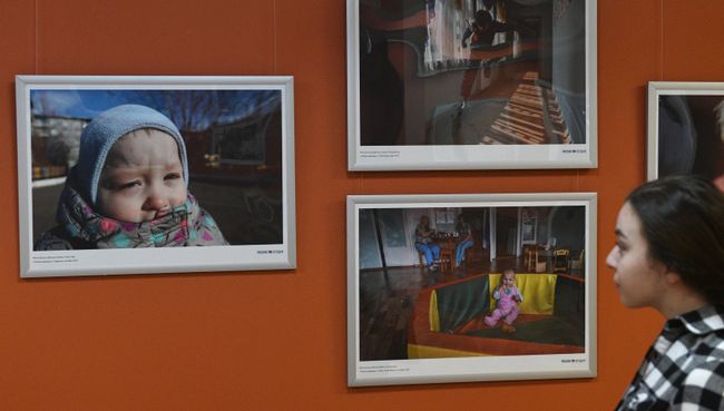Посетительница на открытии фотовыставки Поезд надежды фотокорреспондента МИА Россия сегодня Владимира Песни. 1 июня 2018 Посетительница на открытии фотовыставки Поезд надежды фотокорреспондента МИА Россия сегодня Владимира Песни. 1 июня 2018