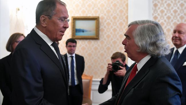 Сергей Лавров и экс-министр энергетики США Эрнест Монис во время встречи в Москве. 1 июня 2018 Сергей Лавров и экс-министр энергетики США Эрнест Монис во время встречи в Москве. 1 июня 2018