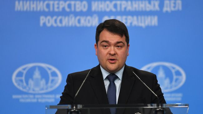 Заместитель директора Департамента информации и печати МИД России Артем Кожин на брифинге в Москве. 1 июня 2018 Заместитель директора Департамента информации и печати МИД России Артем Кожин на брифинге в Москве. 1 июня 2018