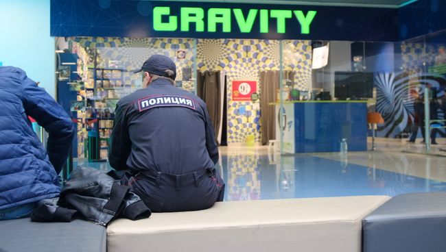 Сотрудник полиции рядом с научно-развлекательным центром Гравитация в ТЦ Комсомолл в Иркутске, где произошло возгорание. 1 июня 2018 Сотрудник полиции рядом с научно-развлекательным центром Гравитация в ТЦ Комсомолл в Иркутске, где произошло возгорание. 1 июня 2018