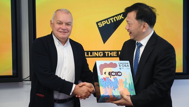 Генеральный директор МИА Россия сегодня Дмитрий Киселев с президентом China Media Group Шэнь Хайсюном Генеральный директор МИА Россия сегодня Дмитрий Киселев с президентом China Media Group Шэнь Хайсюном