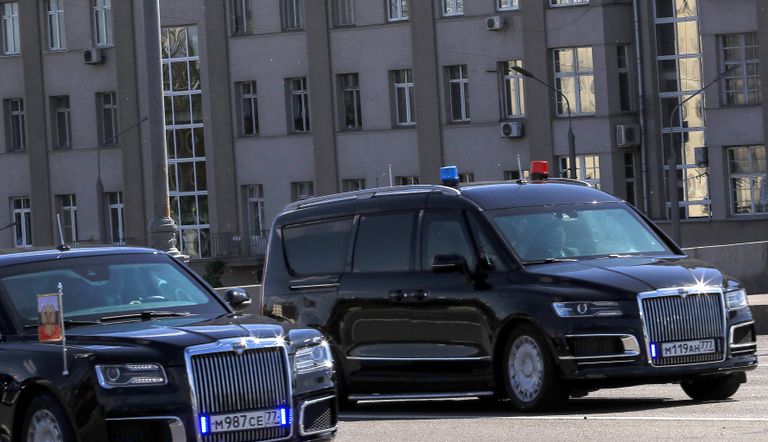 Автомобиль проекта Кортеж Aurus и минивэн Арсенал кортежа президента РФ