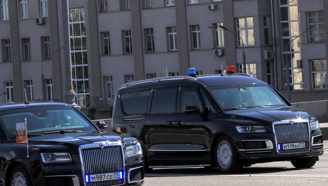 Автомобиль проекта Кортеж Aurus и минивэн Арсенал кортежа президента РФ. Архивное фото Автомобиль проекта Кортеж Aurus и минивэн Арсенал кортежа президента РФ. Архивное фото