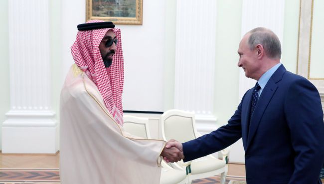 Владимир Путин и советник по вопросам национальной безопасности ОАЭ шейх Тахнун бен Заид аль Нахайян во время встречи. 1 июня 2018 Владимир Путин и советник по вопросам национальной безопасности ОАЭ шейх Тахнун бен Заид аль Нахайян во время встречи. 1 июня 2018