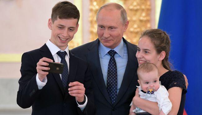 Владимир Путин на церемонии вручения в Кремле ордена Родительская слава родителям многодетных семей. 1 июня 2018 Владимир Путин на церемонии вручения в Кремле ордена Родительская слава родителям многодетных семей. 1 июня 2018