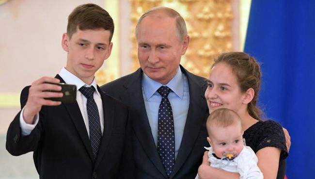 1 июня 2018. Президент РФ Владимир Путин на церемонии вручения в Кремле ордена Родительская слава родителям многодетных семей 1 июня 2018. Президент РФ Владимир Путин на церемонии вручения в Кремле ордена Родительская слава родителям многодетных семей