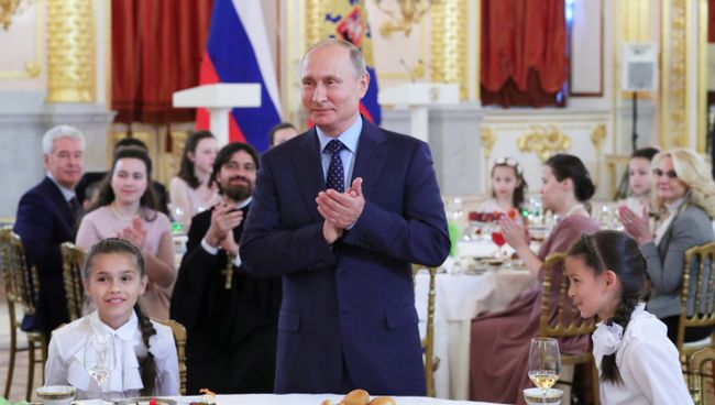 Владимир Путин на церемонии вручения в Кремле ордена Родительская слава родителям многодетных семей. 1 июня 2018