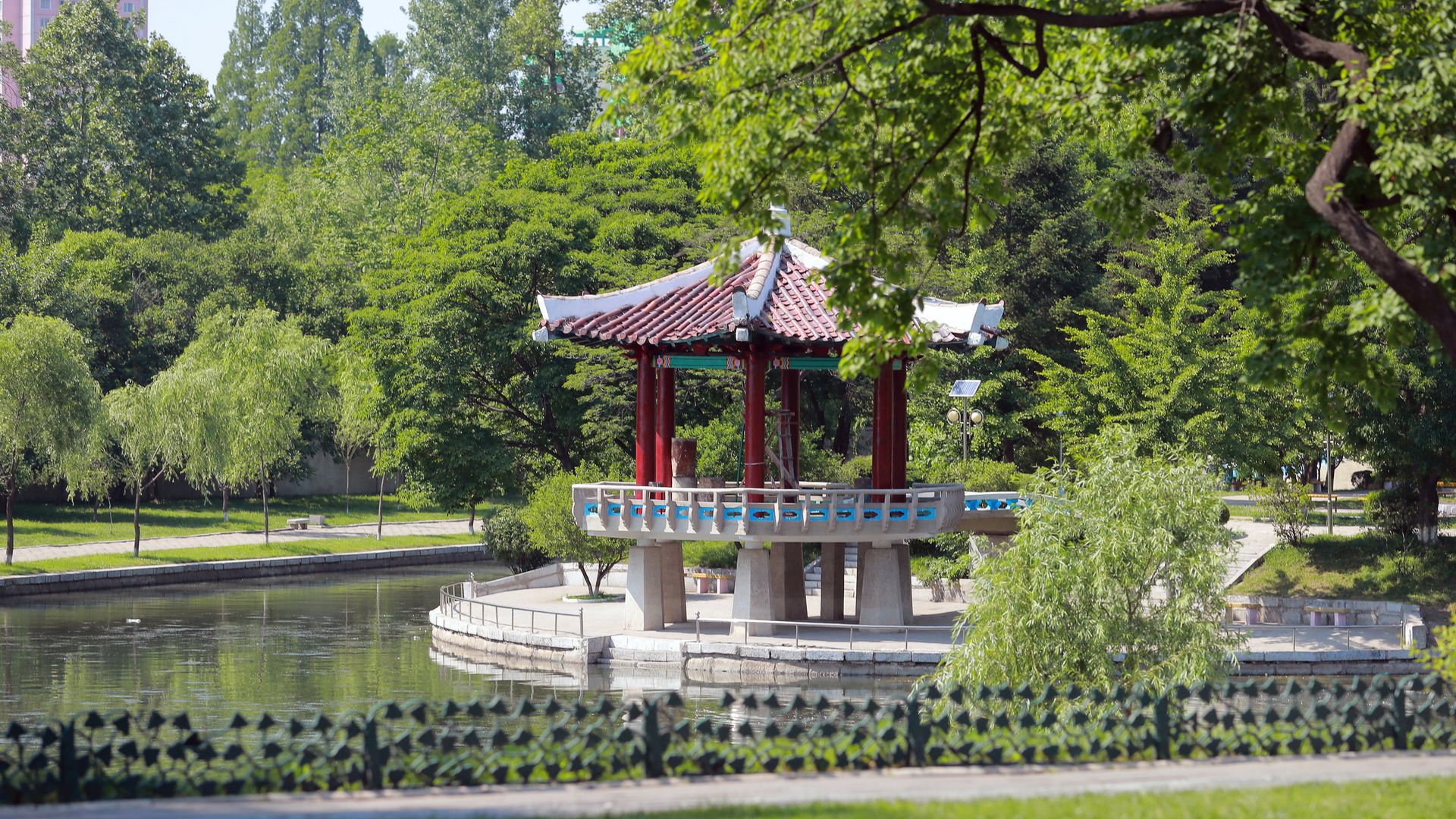Парк в КНДР Парк в КНДР - РИА Новости, 1920, 12.04.2022