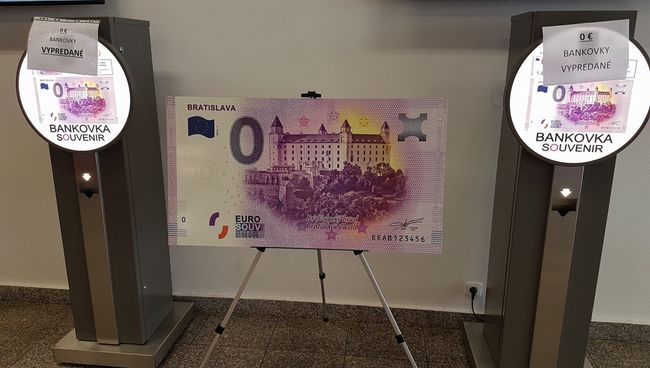 Сувенирная банкнота номиналом 0 евро с орфографической ошибкой в Словакии. Архивное фото Сувенирная банкнота номиналом 0 евро с орфографической ошибкой в Словакии. Архивное фото