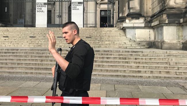 Сотрудник правоохранительных органов Германии возле кафедрального собора в Берлине, где произошла стрельба. 3 июня 2018 Сотрудник правоохранительных органов Германии возле кафедрального собора в Берлине, где произошла стрельба. 3 июня 2018