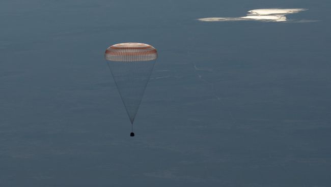 Cпускаемая капсула корабля Союз МС-07 с тремя членами экипажа МКС во время приземления. 3 июня 2018 Cпускаемая капсула корабля Союз МС-07 с тремя членами экипажа МКС во время приземления. 3 июня 2018