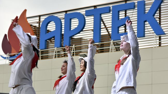 Выступление детей на церемонии открытия 13-й смены в Международном детском центре Артек Выступление детей на церемонии открытия 13-й смены в Международном детском центре Артек