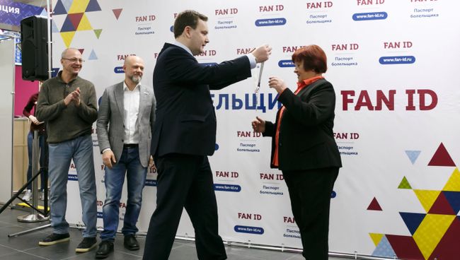 Заместитель Губернатора Волгоградской области Владимир Попков вручает первый паспорт болельщика Ольге Парамоновой на открытии центра выдачи паспортов в Волгограде Заместитель Губернатора Волгоградской области Владимир Попков вручает первый паспорт болельщика Ольге Парамоновой на открытии центра выдачи паспортов в Волгограде