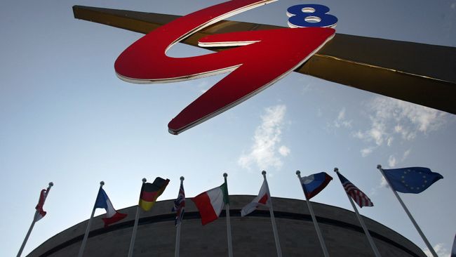 Логотип G8 во время саммита в Санкт-Петербурге Логотип G8 во время саммита в Санкт-Петербурге