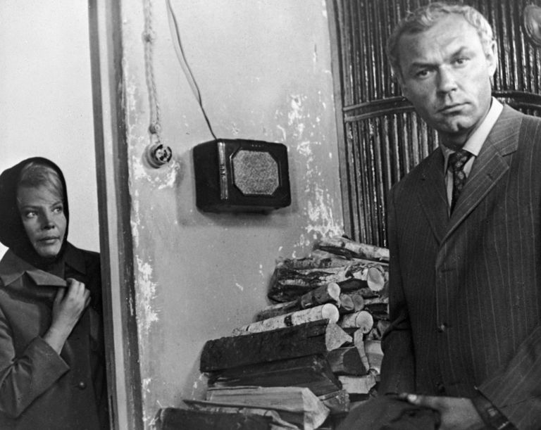 Леонид Неведомский  и Татьяна Доронина  в сцене из кинофильма Мачеха киностудии Мосфильм