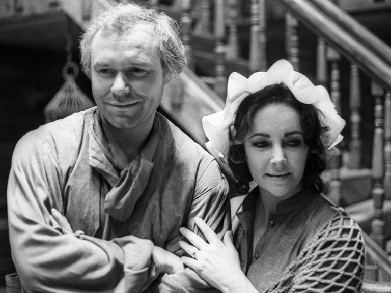 Актриса Элизабет Тейлор в роли матери и актер Леонид Неведомский  в роли отца на съемках фильма Синяя птица