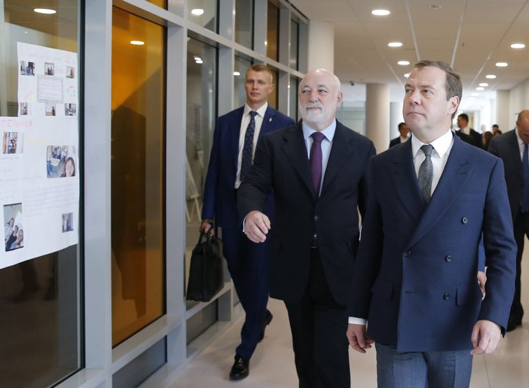Председатель правительства РФ Дмитрий Медведев во время посещения инновационного центра Сколково. 4 июня 2018 Председатель правительства РФ Дмитрий Медведев во время посещения инновационного центра Сколково. 4 июня 2018