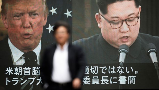 Портреты президента США Дональда Трампа и лидера КНДР Ким Чен Ына. Архивное фото Портреты президента США Дональда Трампа и лидера КНДР Ким Чен Ына. Архивное фото