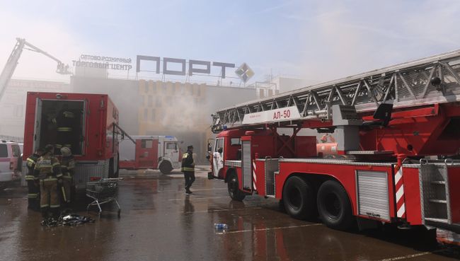 Пожарная техника перед зданием торгового центра Порт в Казани, где произошло возгорание Пожарная техника перед зданием торгового центра Порт в Казани, где произошло возгорание