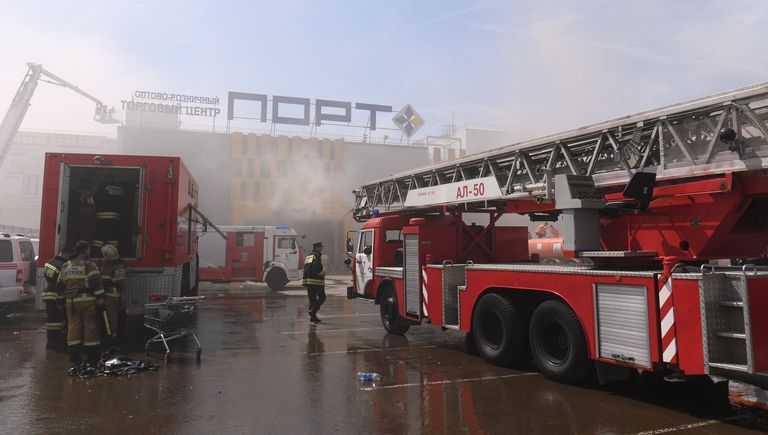 Пожарная техника перед зданием торгового центра Порт в Казани, где произошло возгорание Пожарная техника перед зданием торгового центра Порт в Казани, где произошло возгорание
