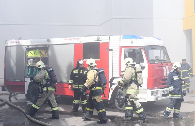 Сотрудники МЧС и пожарная техника перед зданием торгового центра Порт в Казани, где произошло возгорание Сотрудники МЧС и пожарная техника перед зданием торгового центра Порт в Казани, где произошло возгорание