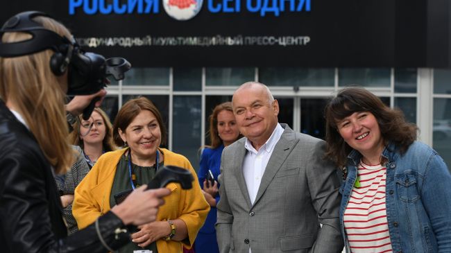 Заместитель главного редактора МИА Россия сегодня Наталья Лосева, генеральный директор МИА Россия сегодня Дмитрий Киселев и руководитель службы визуальных проектов МИА Россия сегодня Оксана Олейник на открытии мультимедийной выставки Нужен гол! Заместитель главного редактора МИА Россия сегодня Наталья Лосева, генеральный директор МИА Россия сегодня Дмитрий Киселев и руководитель службы визуальных проектов МИА Россия сегодня Оксана Олейник на открытии мультимедийной выставки Нужен гол!