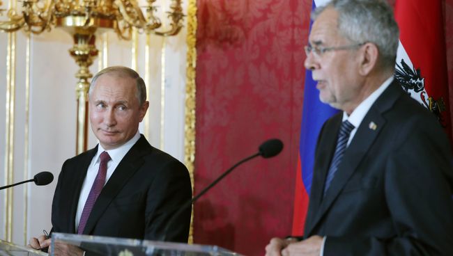 Президент РФ Владимир Путин и федеральный президент Австрии Александр Ван дер Беллен на пресс-конференции по итогам встречи во дворце Хофбург в Вене. 5 июня 2018 Президент РФ Владимир Путин и федеральный президент Австрии Александр Ван дер Беллен на пресс-конференции по итогам встречи во дворце Хофбург в Вене. 5 июня 2018
