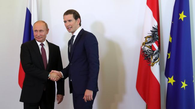 Президент РФ Владимир Путин и Федеральный канцлер Австрии Себастьян Курц во время встречи в Вене. 5 июня 2018 Президент РФ Владимир Путин и Федеральный канцлер Австрии Себастьян Курц во время встречи в Вене. 5 июня 2018
