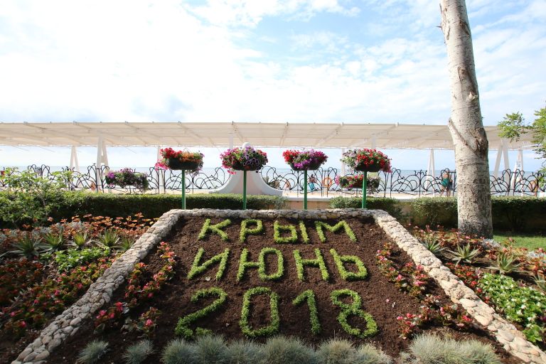 Клумба на набережной городского пляжа в Евпатории Клумба на набережной городского пляжа в Евпатории