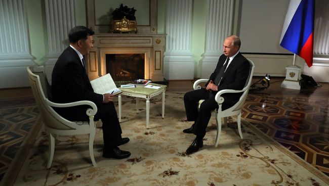 Владимир Путин и председатель Медиакорпорации Китая Шэнь Хайсюн во время интервью. 6 июня 2018 Владимир Путин и председатель Медиакорпорации Китая Шэнь Хайсюн во время интервью. 6 июня 2018
