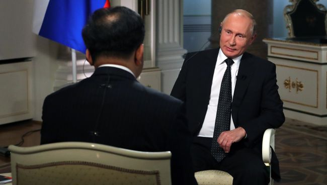 Владимир Путин и председатель Медиакорпорации Китая Шэнь Хайсюн во время интервью. 6 июня 2018 Владимир Путин и председатель Медиакорпорации Китая Шэнь Хайсюн во время интервью. 6 июня 2018
