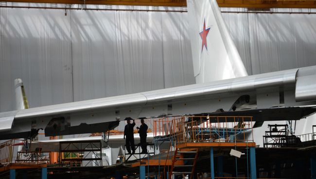 Самолет Ан-124-100 в сборочном цехе самолетостроительного предприятия в Ульяновске. Архивное фото Самолет Ан-124-100 в сборочном цехе самолетостроительного предприятия в Ульяновске. Архивное фото