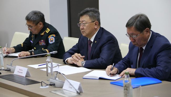 Министр обороны Монголии Нямагийн Энхболд во время посещения Кызылского Президентского Кадетского училища Министр обороны Монголии Нямагийн Энхболд во время посещения Кызылского Президентского Кадетского училища