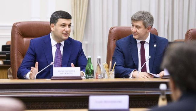 Премьер-министр Украины Владимир Гройсман и министр финансов Александр Данилюк. Архивное фото Премьер-министр Украины Владимир Гройсман и министр финансов Александр Данилюк. Архивное фото