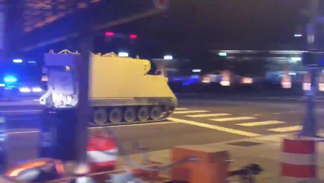 Бронетранспортер, похищенный военнослужащим на базе национальной гвардии штата Виргиния, на улице города Ричмонд. 5 июня 2018 Бронетранспортер, похищенный военнослужащим на базе национальной гвардии штата Виргиния, на улице города Ричмонд. 5 июня 2018