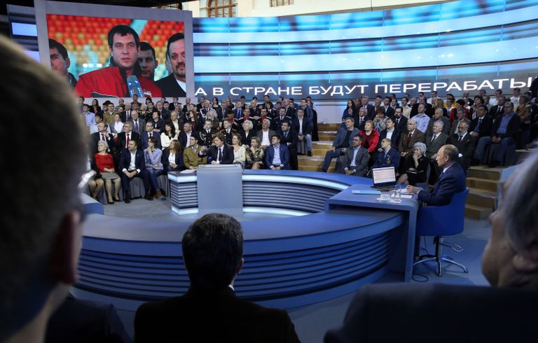 Президент РФ Владимир Путин отвечает на вопросы россиян во время Прямой линии. 25 апреля 2013 Президент РФ Владимир Путин отвечает на вопросы россиян во время Прямой линии. 25 апреля 2013