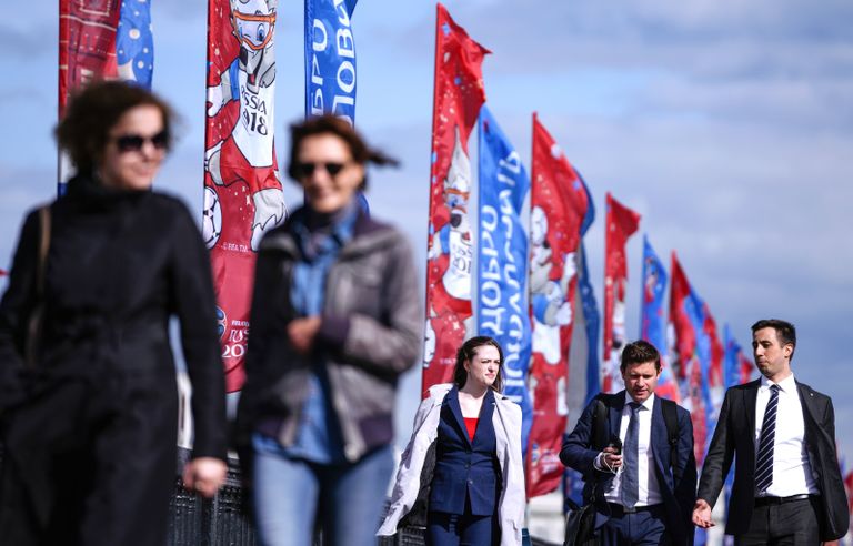Флаги с символикой чемпионата мира по футболу 2018 на Крымском мосту в Москве Флаги с символикой чемпионата мира по футболу 2018 на Крымском мосту в Москве