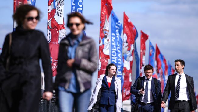 Флаги с символикой чемпионата мира по футболу 2018 на Крымском мосту в Москве. Архивное фото