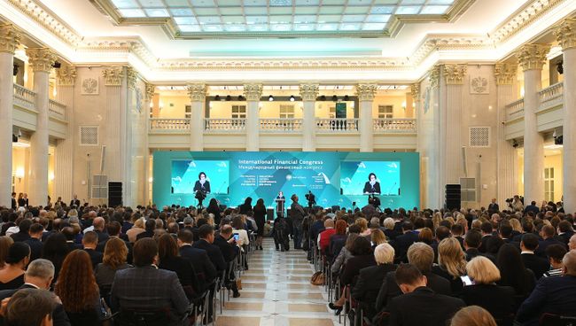 Председатель Центрального банка РФ Эльвира Набиуллина выступает во время торжественного открытия XXVII Международного финансового конгресса в Санкт-Петербурге. 7 июня 2018 Председатель Центрального банка РФ Эльвира Набиуллина выступает во время торжественного открытия XXVII Международного финансового конгресса в Санкт-Петербурге. 7 июня 2018