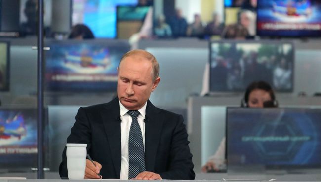 Президент РФ Владимир Путин отвечает на вопросы россиян во время ежегодной специальной программы Прямая линия с Владимиром Путиным. 7 июня 2018 Президент РФ Владимир Путин отвечает на вопросы россиян во время ежегодной специальной программы Прямая линия с Владимиром Путиным. 7 июня 2018