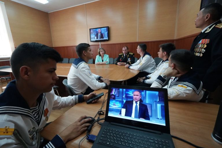 Курсанты и преподаватели Кадетского морского корпуса имени Андрея Первозванного в Калининграде смотрят трансляцию прямой линии с президентом России Владимиром Путиным. 7 июня 2018 Курсанты и преподаватели Кадетского морского корпуса имени Андрея Первозванного в Калининграде смотрят трансляцию прямой линии с президентом России Владимиром Путиным. 7 июня 2018