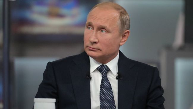 Президент РФ Владимир Путин отвечает на вопросы россиян во время ежегодной специальной программы Прямая линия с Владимиром Путиным. 7 июня 2018