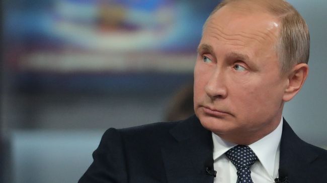 Президент РФ Владимир Путин отвечает на вопросы россиян во время ежегодной специальной программы Прямая линия с Владимиром Путиным. 7 июня 2018 Президент РФ Владимир Путин отвечает на вопросы россиян во время ежегодной специальной программы Прямая линия с Владимиром Путиным. 7 июня 2018