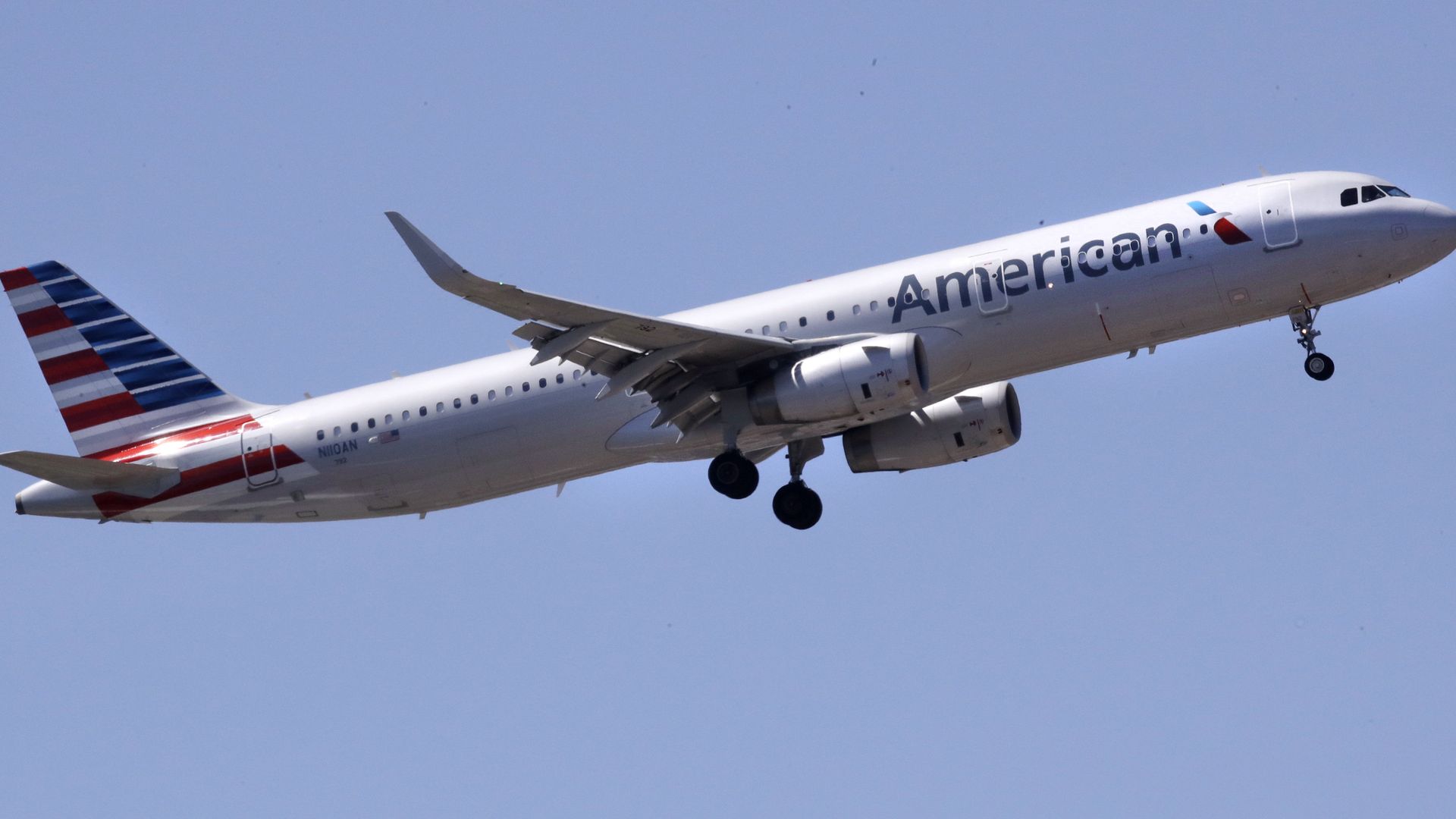Самолет Airbus A321 авиакомпании American Airlines Самолет Airbus A321 авиакомпании American Airlines - РИА Новости, 1920, 19.07.2024