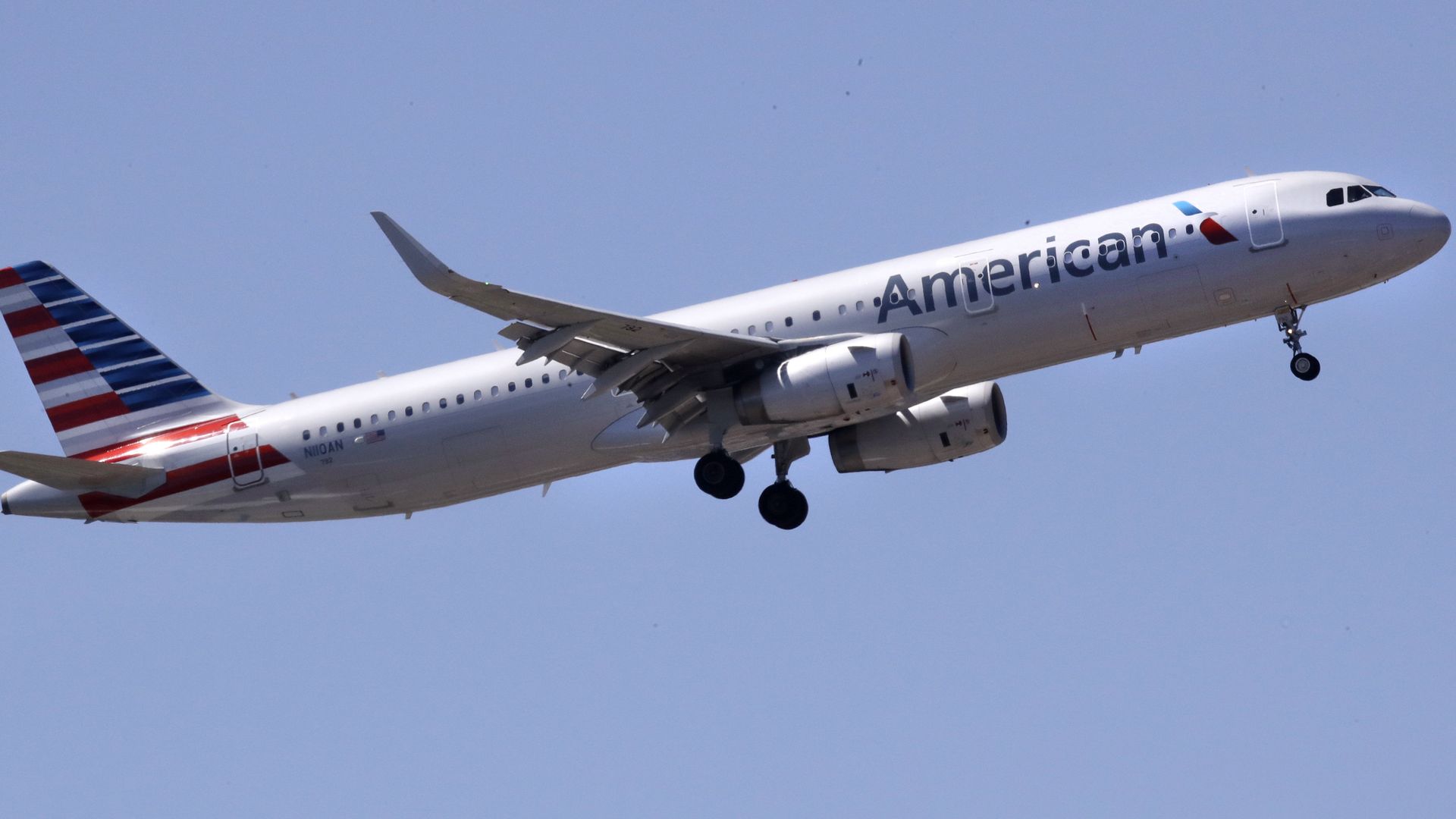 Самолет Airbus A321 авиакомпании American Airlines Самолет Airbus A321 авиакомпании American Airlines - РИА Новости, 1920, 11.03.2026