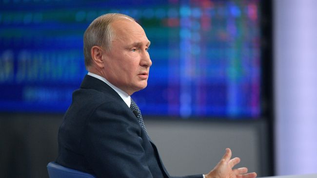 Президент РФ Владимир Путин отвечает на вопросы россиян во время ежегодной специальной программы Прямая линия с Владимиром Путиным Президент РФ Владимир Путин отвечает на вопросы россиян во время ежегодной специальной программы Прямая линия с Владимиром Путиным