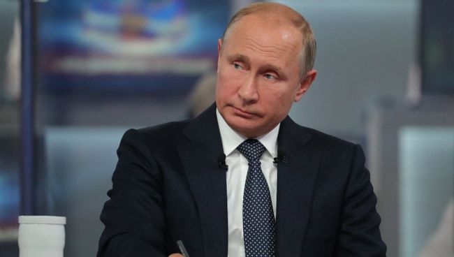 Президент РФ Владимир Путин отвечает на вопросы россиян во время ежегодной специальной программы Прямая линия с Владимиром Путиным. 7 июня 2018 Президент РФ Владимир Путин отвечает на вопросы россиян во время ежегодной специальной программы Прямая линия с Владимиром Путиным. 7 июня 2018