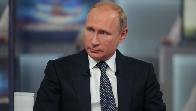 Президент РФ Владимир Путин отвечает на вопросы россиян во время ежегодной специальной программы Прямая линия с Владимиром Путиным. 7 июня 2018 Президент РФ Владимир Путин отвечает на вопросы россиян во время ежегодной специальной программы Прямая линия с Владимиром Путиным. 7 июня 2018