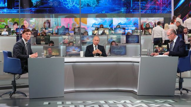 Президент РФ Владимир Путин отвечает на вопросы россиян во время ежегодной специальной программы Прямая линия с Владимиром Путиным. 7 июня 2018 Президент РФ Владимир Путин отвечает на вопросы россиян во время ежегодной специальной программы Прямая линия с Владимиром Путиным. 7 июня 2018