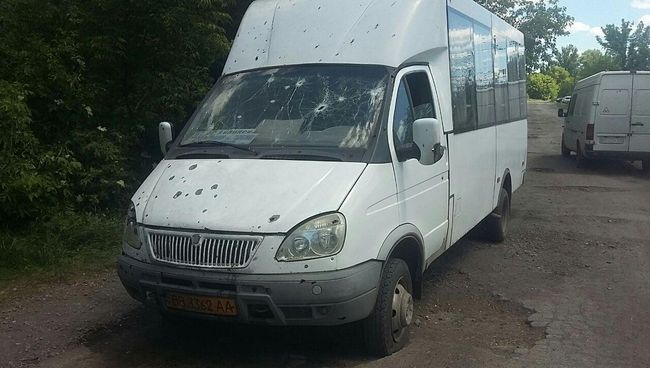 Маршрутный автобус, попавший под обстрел в подконтрольном ЛНР населенном пункте Голубовское. 7 июня 2018